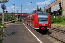 426 006 + 426 007 haben Einfahrt in den Bahnhof von Völklingen. Dort herrscht auch auf den Gleisen von Saarstahl oft ein reges Treiben. RB Dillingen Saar - St. Ingbert am 12.07.2013. Bahnstrecke 3230 Saarbrücken - Karthaus