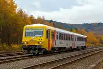 Der Dieseltriebzug VT 72 der HLB (95 80 0628 072-0 D-HEB / 95 80 0629 072-9 D-HEB), ex VT 72 FKE Frankfurt-Königsteiner Eisenbahn AG,fährt am 07.11.2015 von Herdorf, als RB 96  Hellertal-Bahn  (Betzdorf - Herdorf - Neunkirchen), weiter in Richtung Neunkirchen.

Der zweiteilige Dieseltriebwagen hat zwei angetriebene Motorwagen der Baureihe 628/629 (und nicht wie die BR 628/928 je einen Motor- und Steuerwagen). Der Triebzug wurde 1995 von der Firma DÜWAG (Düsseldorfer Waggonfabrik AG) unter den Fabriknummern 91345 und 91346 gebaut und an die Frankfurt-Königsteiner Eisenbahn (FKE) ausgeliefert. In Jahr 2013 wurde das Fahrzeug modernisiert und an das Fahrzeugdesign der HLB-Flotte angepasst.

Technische Daten:
Spurweite: 1.435 mm
Achsfolge: 2’B’+B’2’
Baureihe: 629
Art: 2-tlg. Dieseltriebwagen
Länge über Puffer: 46,4 m
Breite: 2.850 mm
Dienstgewicht: 84 t
Geschwindigkeit: 120 km/h
Leistung: 2x 485 kW
Fahrgastsitzplätze: 149 (davon 19 Klappsitze) / davon 1. Klasse: 8
Fahrzeugbestand bei der HLB: 1
Standort (BW): Siegen

Nur einen kleinen Nachteil hat der Triebzug, er besitzt keine Toilette.