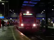 422 015 wartete am gestrigen Morgen als S1 in Duisburg auf Ausfahrt die sich auf Grund einer Weichen und Signalstörung verzögerte.

Duisburg 07.11.2015
