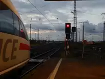 Warten auf freie fahrt heißt es. Hier wartet ein ICE in Duisburg auf Fahrt die sich wegen der Signalstörung noch etwas verzögert hat.

Duisburg 07.11.2015