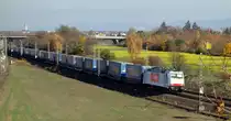 186-150 der Crossrail am 08.11.15 auf der Rheinbahn bei Neulußheim Richtung Süden mit einem Taschenwagen-Ganzzug (Spedition LKW Walter). Ganz links im Bild die Masten der Schnellfahrstrecke Mannheim-Stuttgart, die hier zur Rheinbahn stößt.