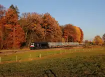 Die ES 64 U2-066 mit einem Müllzug am 06.11.2015 unterwegs bei Hufschlag.