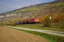185 237-5 mit einen Kesselzug in Richtung Süden bei Thüngersheim am 27.101.15 unterwegs.