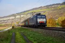 ES 64 F4-281 (E189-281) von MRCE ist am 27.10.15 mit einen Altmann Autozug bei Thüngersheim zu sehen.