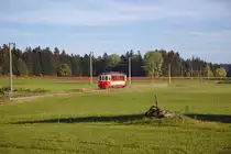 Triebwagen 26 111 hat gerade die Haltestelle Haid verlassen und fährt in Richtung Attersee. (24.10.2015)