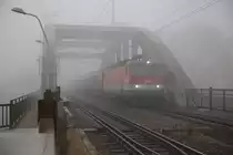 An einem nebeligen Freitag Morgen überquert die 1144 121 mit einem Güterzug den Donaukanal in Wien. (06.11.2015)