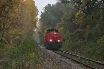 Den Werksverkehr am Ölhafen Lobau in Wien übernehmen die Loks der Reihe 2070 und 2016. Die 2070 erledigt im Ölhafen den Verschub und die Zustellung bzw. Abholung der Wagons vom Tanklager. In diesem Abschnitt überstellt die 2016 die Tankzüge zwischen Wien Stadlau und dem Ölhafen. Hier im Bild ist jedoch eine 2070 als Lokzug unterwegs nach Wien Stadlau unterwegs. (30.10.2015)