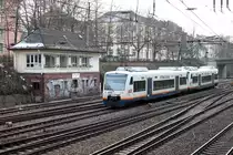 Anfang Februar 2013 entgleiste im Freudenstädter HBF der OSB-Triebwagen VT 523  Lautenbach . Am 19.02.2013 wurde der Triebwagen von VT 519  Ottenhöfen  nach Ottenhöfen überführt.

Hier kommt die Fuhre mit 40 km/h am Stellwerkgebäude im Offenburger Bahngraben vorbeigefahren.