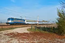 CD 380 008 bringt den EC 103 nach Wien Westbahnhof. Wien Süßenbrunn, am 06.11.2015.