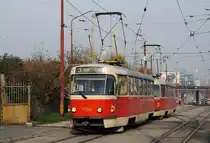 Tw.7793 + 7794 bei der Ausfahrt aus der Haltestelle Zel. St. Vinohrady. (06.11.2015)