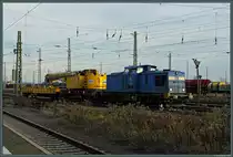 204 022-2 der PRESS rangiert am 08.11.2015 einen Kirow-Eisenbahndrehkran im Bahnhof Nordhausen. 
