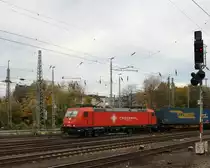 185 595-6  Ruth  von Crossrail  kommt aus Richtung Köln,Aachen-Hbf,Aachen-Schanz mit einem LKW-Walter-Zug aus Novara(I) nach Genk-Goederen(B) und fährt in Aachen-West ein. 
Aufgenommen vom Bahnsteig in Aachen-West. 
Bei Wolken am 7.11.2015.