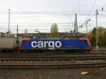 482 025-4 von SBB-Cargo fährt mit einem langen Containerzug aus Antwerpen-Oorderen(B) nach Gallarate(I) bei der Ausfahrt von Aachen-West und fährt in Richtung Aachen-Schanz,Aachen-Hbf,Aachen-Rothe-Erde,Stolberg-Hbf(Rheinland)Eschweiler-Hbf,Langerwehe,Düren,Merzenich,Buir,Horrem,Kerpen-Köln-Ehrenfeld,Köln-West,Köln-Süd. Aufgenommen vom Bahnsteig in Aachen-West. 
Bei Wolken am 7.11.2015.