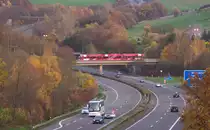 Auf der Suche nach neuen Motiven waren wir am 08.11.2015 im Heusweiler Ortsteil Hirtel unterwegs. Von der Feldwegbrücke über die Autobahn 8 hat man einen Blick auf die Köllertalbahn, heute die Trasse der Saarbahn zwischen Heusweiler und Lebach. Hier der Triebzug aus Heusweiler in Richtung Lebach. Und wer hätte mal gedacht, dass es an Sonntagen einen 30 Minutentakt auf der Köllertalbahn gibt!!! Bahnstrecke 3291 Lebach - Völklingen.
