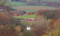 Auf der Suche nach neuen Motiven waren wir am 08.11.2015 im Heusweiler Ortsteil Hirtel unterwegs. Von der Feldwegbrücke über die Autobahn 8 hat man einen Blick auf die Köllertalbahn, heute die Trasse der Saarbahn zwischen Heusweiler und Lebach. 
Von der Brücke lässt sich auch der Hp Eiweiler einsehen. Hier ein Triebzug aus Heusweiler in Richtung Lebach. Und wer hätte mal gedacht, dass es an Sonntagen einen 30 Minutentakt auf der Köllertalbahn gibt!!! Bahnstrecke 3291 Lebach - Völklingen.