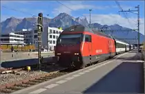 Re 460 019-3 bringt einen IR von Chur nach Zürich. Hier beim Halt in Sargans. Im Hintergrund das Falknismassiv und weiter rechts die Berge, die durch die Erzählungen von Heidi weltberühmt wurden. November 2015.