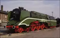 Fahrzeugausstellung am 26.4.1992 im Güterbahnhof in Halle an der Saale:
Schmuckstück unter den ausgestellten Fahrzeugen war u. a. 18201 