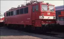 Fahrzeugausstellung am 26.4.1992 im Güterbahnhof in Halle an der Saale:
Aus der Gattung der  Holzroller  war 142105 in neuem Lack dabei!