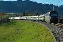 BLS: RE Bern-Luzern mit EW III-Pendel bald Geschichte. Am 7. November 2015 schob die Re 465 007-3 einen RE von Luzern nach Bern. Auf der Fotostelle bei Emmenmatt konnte gleichzeitig auch der Nachschuss verewigt werden.
Foto: Walter Ruetsch