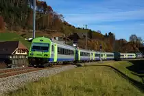 BLS: RE Bern-Luzern mit EW III-Pendel bald Geschichte. Am 7. November 2015 schob die Re 465 007-3 einen RE von Luzern nach Bern. Auf der Fotostelle bei Emmenmatt konnte gleichzeitig auch der Nachschuss verewigt werden.
Foto: Walter Ruetsch
