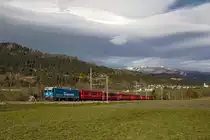 Die Ge 4/4 II 619  Samedan  fährt bei einer stark ausgeprägten Föhnstimmung mit dem RE von Chur nach Disentis in Castrisch vorüber.Bild vom 4.11.2015