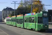 BVB-Wagen 680, eine Schindler- Sänfte , mit einem 1400er Beiwagen auf der Wettsteinbrücke (Linie 2 Richtung Badischer Bahnhof), aufgenommen am 5.11.15.