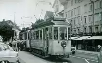 Die Strassenbahn Schwyz - Brunnen an der Endstation Brunnen: Wagen 4 und 3 am 6.August 1963. 