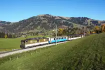 GDe 4/4 6005 fährt am 31.10.2015 mit dem Regio 2213 von Gruben Richtung Gstaad.