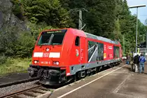 Am 13.09.2014 stand die Freiburger 146 236-5  Schwarzwaldbahn Erlebnispfard  während den Triberger Bahnhofstagen auf Gleis 3 des gleichnamigen Bahnhofs und zeigt sich den Besuchern.