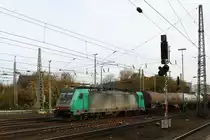 Die Cobra 2827  kommt aus Richtung Köln,Aachen-Hbf,Aachen-Schanz mit einem Kesselzug aus Ludwigshafen-BASF nach Antwerpen-BASF(B) und fährt in Aachen-West ein. Aufgenommen vom Bahnsteig in Aachen-West. 
Bei schönem Herbstwetter am Mittag vom 8.11.2015.