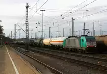 Die Cobra 2828 steht in Aachen-West mit einem langen Kesselzug aus Ludwigshafen-BASF nach Antwerpen-BASF(B) und wartet auf die Abfahrt nach Belgien und am Zugende ist die Cobra 2827.
Aufgenommen vom Bahnsteig in Aachen-West. 
Bei schönem Herbstwetter am Mittag vom 8.11.2015. 