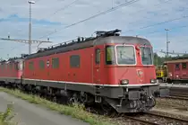 Re 6/6 11664 wartet beim Güterbahnhof Muttenz auf den nächsten Einsatz. Die Aufnahme stammt vom 28.08.2015.