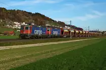 SBB: Blockgüterzüge mit Re 4/4-Doppeltraktionen im Luzerner-Hinterland bei herrlicher Herbstsonne und beim Einbruch der Dämmerung fotografiert am 10. November 2015. Kieszug mit zwei Re 421 bei Egolzwil.
Foto: Walter Ruetsch