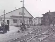 Die Strassenbahn Schwyz - Brunnen, das Depot bei Schwyz. Der Zerfall ist zum Greifen nahe! Herbst 1963. 