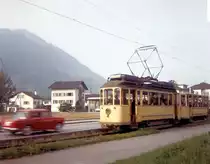 Strassenbahn Schwyz - Brunnen: Motorwagen 6 mit Anhänger 11 in voller Fahrt bei Ingenbohl, Herbst 1963.