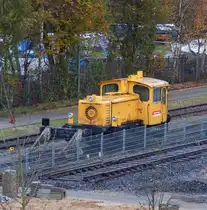 Nun ist auch 335 220 in Ruhestand geschickt worden. Seit einigen Wochen steht die Köf 335 220 der Bahnbau Grußße auf dem Abstellgleis und wurde durch ein 2 Wege fahrzeug ersetzt. Ihre Revision endet am 7.12.2015

Duisburg Entenfang 07.11.2015