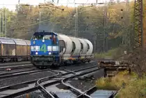 NIAG Lok 4 mit der passenden Anzahl von 4 Güterwagen am Haken. Hier dieselt sie gerade von Wedau kommend Richtung Düsseldorf.

Duisburg Entenfang 07.11.2015