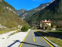 Blick auf den ehemaligen Bahnhof Chiusaforte an der alten Pontebbana. Einst bestand dieser Bahnhof aus sechs Gleisen, inklusive zwei Bahnsteiggleisen und war Schnellzug-Halt. 
Im FS-Kursbuch von 1989 hielten hier folgende Schnellzüge:
Dir 2697 (Tarvisio Centrale - Trieste Centrale) und
Dir 233  Gondoliere  (Wien Südbf. - Venezia S. Lucia, Kurswagen Wien Südbf. - Trieste Centrale und Karlsruhe Hbf - Trieste Centrale)
Heute führt wie zu sehen ist mitten durch den Bahnhof der Ciclovia Alpe Adria Radweg. Aufgenommen am 8.11.2015

Dir = Treno Diretto 
