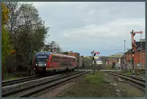 Als RB 27917 nach Dessau erreicht 642 230 am 10.11.2015 den Bahnhof Bernburg.