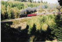 Kurz vor Drei Annen Hohne, der wohl sch�nsten und bekanntesten Fotostelle der HSB f�hrt die 99 7238 Richtung Eisfelder Talm�hle, Oktober 2004, 12:15