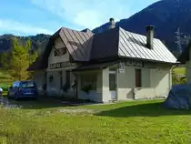 Bahnhofsgebäude der ehemaligen Haltestelle Valbruna-Lussari an der alten Pontebbana. Diese Haltestelle befindet sich nahe des neuen Bahnhofs Uggowizza-Valbruna. Aufgenommen am 25.10.2015
