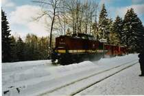 Am 29.Januar 2005 hatte der Schneepflug auf dem Brocken nichts zu tun und fuhr recht fr�h wieder nach Wernigerode.
Hier kreuzt er um 10 den ersten Brockenzug in Drei Annen Hohne.