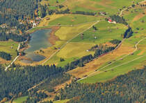 . Suche den Zug – Bei herrlichem Herbstwetter sind wir am 05.10.2015 in Mittenwald mit der Karwendelbahn zur Bergstation gefahren. Auf 2244 Meter war die Aussicht ungetr�bt und so konnte ein unerkannt gebliebener Hamster (ein vieteiliger Bombardier Talent 2 der BR 442) auf der Mittenwaldbahn bildlich verewigt werden. Der Zug hat als RB Mittenwald – M�nchen Hbf den Bahnhof von Mittenwald vor kurzer Zeit verlassen, er umrundet jetzt den Schmalensee, um dann �ber die Schmalenseeh�he in Richtung Klais zu fahren. (Jeanny)