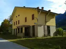 Blick auf das Bahnhofsgebäude des ehemaligen Bahnhofs Laglesie S. Leopoldo an der alten Pontebbana. Aufgenommen am 25.10.2015