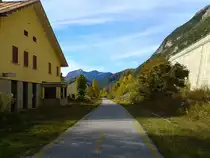 Blick auf den ehemaligen Bahnhof Laglesie S. Leopoldo. Dieser Bahnhof bestand einst aus zwei Gleisen. Als der Bahnhof noch in Betrieb war hielten hier jedoch nur 3 Treno Regionale am Tag.
Übersicht der hier anhaltenden Züge (FS-Kursbuch 1989):
07:09 Uhr: R 5978  (Udine - Tarvisio Centrale)
12:55 Uhr: R 11183 (Tarvisio Centrale - Udine)
13:32 Uhr: R 11185 (Tarvisio Centrale - Pontebba)

Augenommen am 25.11.2015
