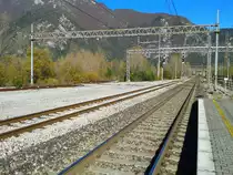 Hier zu sehen ist die neue Pontebbana im Bahnhof von Carnia, mit Blick in Richtung des Galleria (Tunnel) Camoiolo-M. Palis. Nach diesem Bahnhof teilen sich die alte und neu Pontebbana auf. Das Gleis ganz links, dieses in den Büschen verschwindet gehört zur 1968 stillgelegten Strecke von Carnia nach Villa Santina. Diese Strecke wurde 1976 bis zu einer Fabrik in Tolmezzo wieder in Betrieb genommen, diente aber nur mehr als Anschlussbahn und wurde am 9. Mai 2010 wieder stillgelegt.
Einst hatte die Strecke in Tolmezzo Anschluss an die 1931 stillgelegte 750 mm-Strecke nach Moscardo.
In Villa Santina dem ehemaligen Endbahnhof der Strecke bestand Anschluss an die 1920 stillgelegte 750 mm-Strecke nach Comeglians und an die ehemalige 600 mm-Strecke nach Ampezzo.