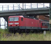 Am 3.8.06 fuhr mir diese BR 143 durchs Bild. Sie bediente die RegionalBahn nach lichtenfels. Leider verkehrt dieser Zug nur ein mal in der Stunde...Hier fuhr sie unter der Br�cke des Kersbacher Bahnhofs durch, im hintergrund erkennt man das Bahnhofsgeb�udes, welches Denkmalgesch�tzt werden soll...