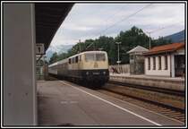 111 034 bringt im Juli 2000 eine Regionalbahn von Rosenheim nach Kufstein. Aufgenommen in Kiefersfelden.