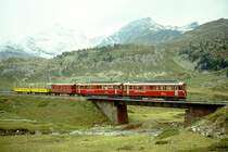 RhB Aussichtswagen-Extrazug 3962 f�r RH�TIA TOURS von Alp Gr�m nach Pontresina am 30.08.1996 auf Br�cke kurz vor Bernina Lagalb mit Triebwagen ABe 4/4 I 34 - ABe 4/4 I 30 - D� 4035 - B� 2093 - B� 2097. Hinweis: Die beiden Triebwagen sind inzwischen in gelb umlackiert, gescanntes Dia.
