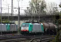 Die Cobra 2830 kommt aus Richtung Köln,Aachen-Hbf,Aachen-Schanz mit einem Kesselzug aus Ludwigshafen-BASF nach Antwerpen-BASF(B) und fährt in Aachen-West ein. Aufgenommen vom Bahnsteig in Aachen-West. 
Bei Regenwolken am 15.11.2015. 